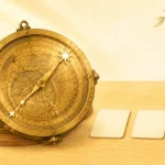 明るい木の机で、複数の星から一つの明るい星へ針を向ける真鍮の天体観測器と3枚の作業カードを描いた水彩イラスト